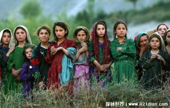 阿富汗女性为什么蒙面穿罩袍，她们地位低到什么程度(难以想象)
