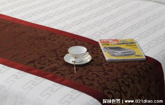 酒店床上一条长条布有什么用，除了不脱鞋躺床还可放食物餐盘