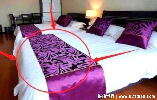 酒店床上一条长条布有什么用，除了不脱鞋躺床还可放食物餐盘