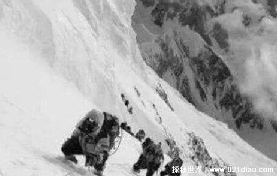 梅里雪山灵异事件，17名登山员离奇死亡(搜救队看到可怕黑影)