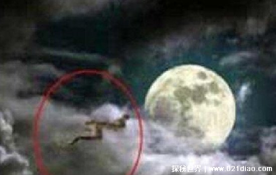 2017天空出现一条巨龙直奔月亮而去，网上流出视频图片(假的)