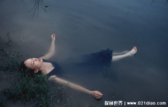 水鬼拉人的真实事件，广东一男孩游泳被水鬼抓伤(其实是马来熊)