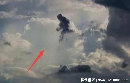 北京上空出现2条盘旋的真龙，多人亲眼看见还拍摄了照片(谣言)