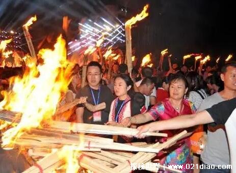 火把节是哪个民族的传统节日，彝族/白族/纳西族/拉祜族