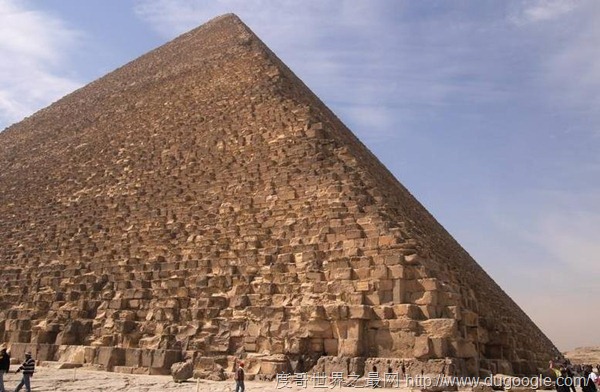 胡夫金字塔是埃及金字塔中最大的金字塔 相当于40层大厦高