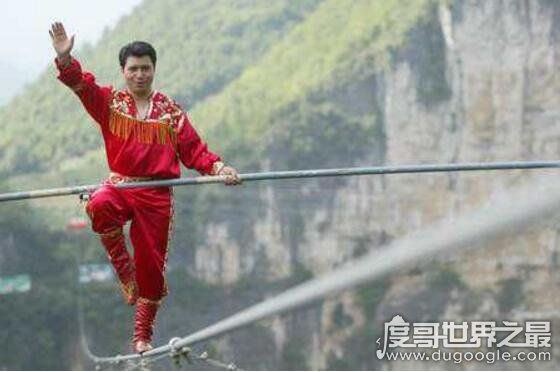 中国高空走钢丝第一人，阿迪力·吾休尔(创5项世界纪录)