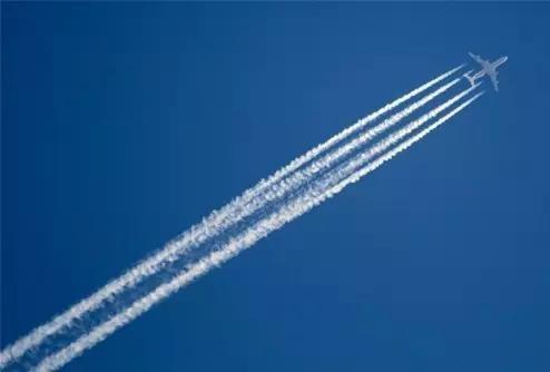 天空中飞机飞过留下一道白烟（飞机划过天空留下的白烟是什么）