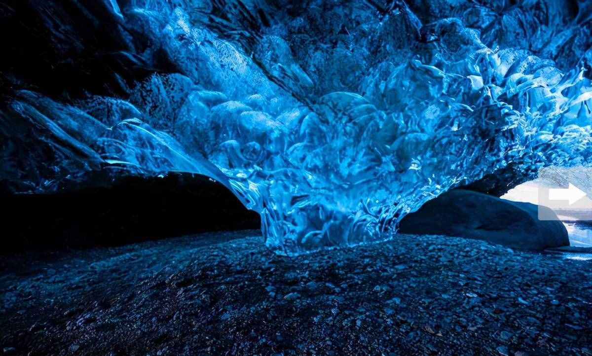 蓝色冰洞美如魔幻蓝水晶