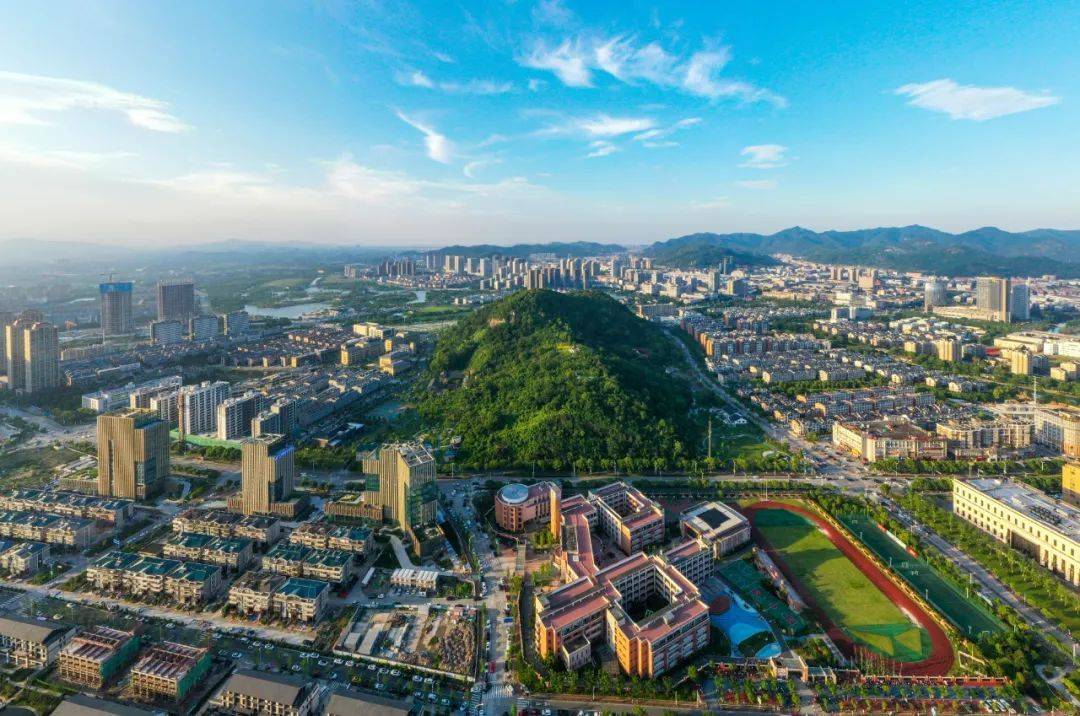 台州经济、人口一大县市，富裕程度高，景点多适合游玩