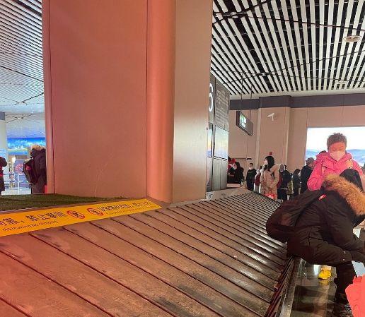 太冷了！旅客飞抵哈尔滨 结果行李舱门被冻住